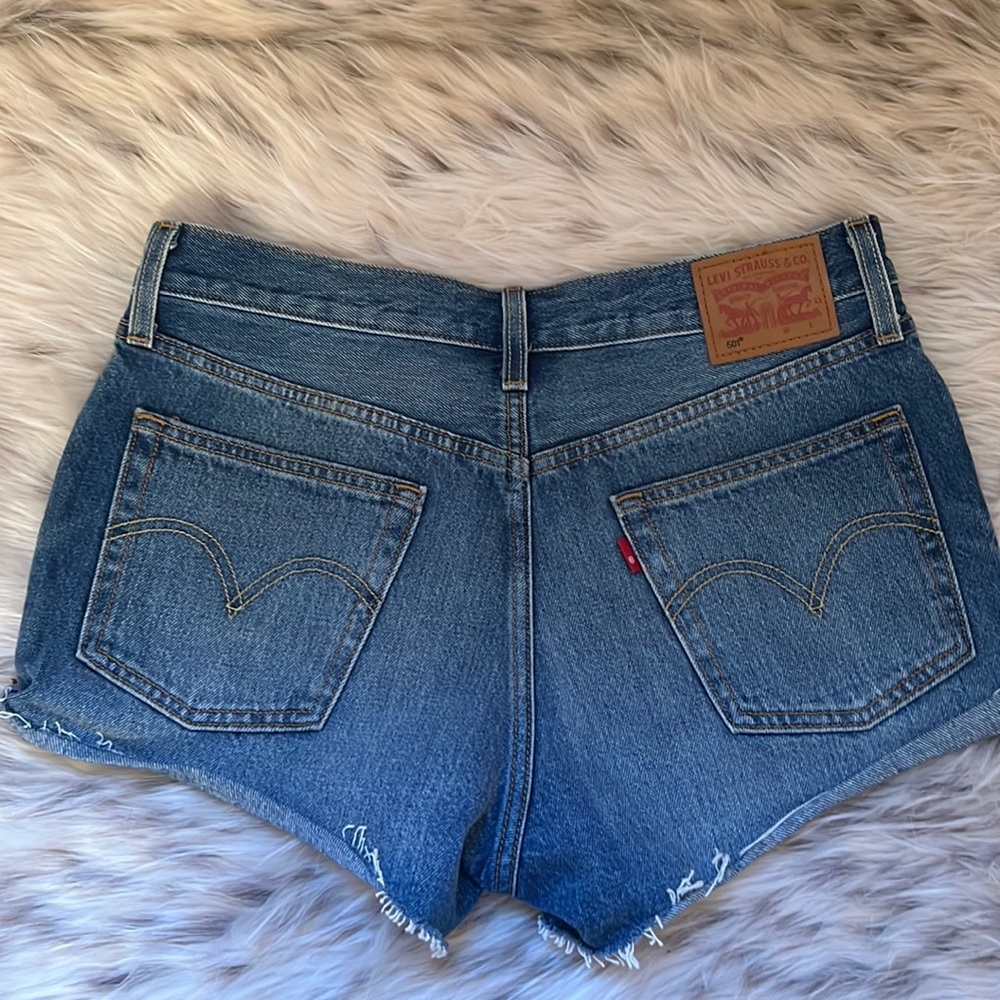 Women’s Levi’s 501 Jean shorts! Medium rise